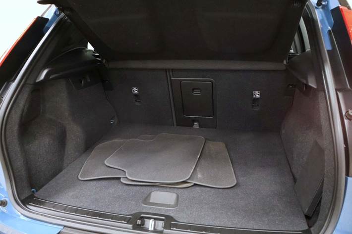 Blå Volvo XC40 fra 2022