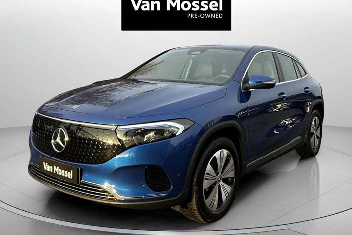 Blå Mercedes EQA350 fra 2024 set udefra