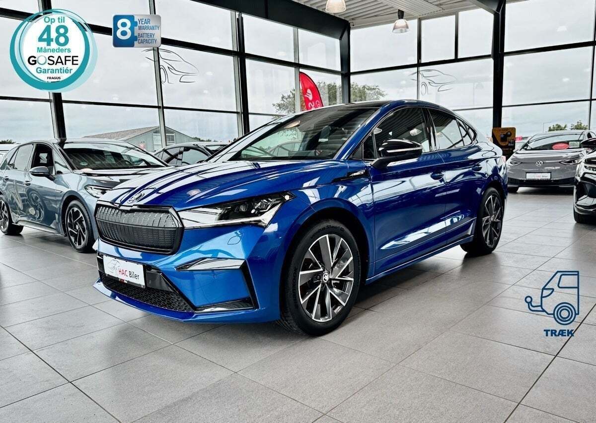 Blå Skoda Enyaq fra 2025 set udefra