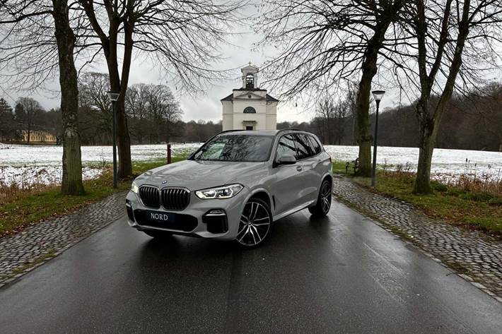 Grå BMW X5 fra 2019 set udefra