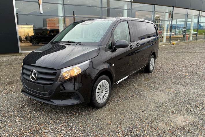 Sort Mercedes Vito 114 fra 2025 set udefra