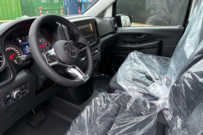 Sort Mercedes Vito 114 fra 2025