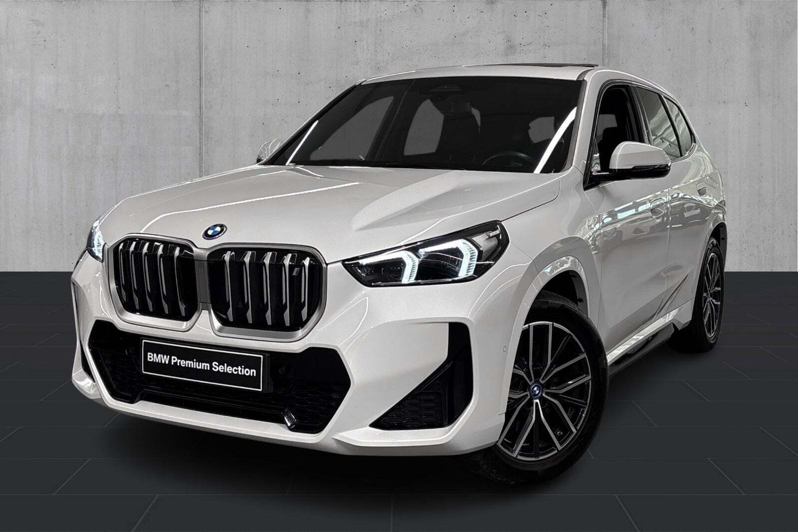 Hvid BMW iX1 fra 2023 set udefra