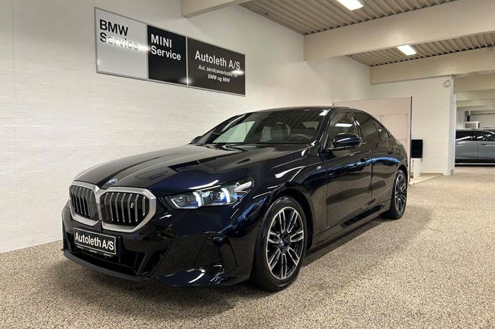 Sort BMW i5 fra 2024 set udefra