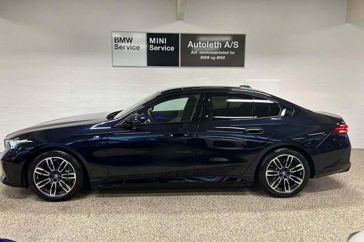 Sort BMW i5 fra 2024