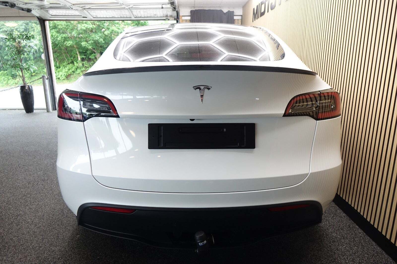 Hvid Tesla Model Y fra 2023