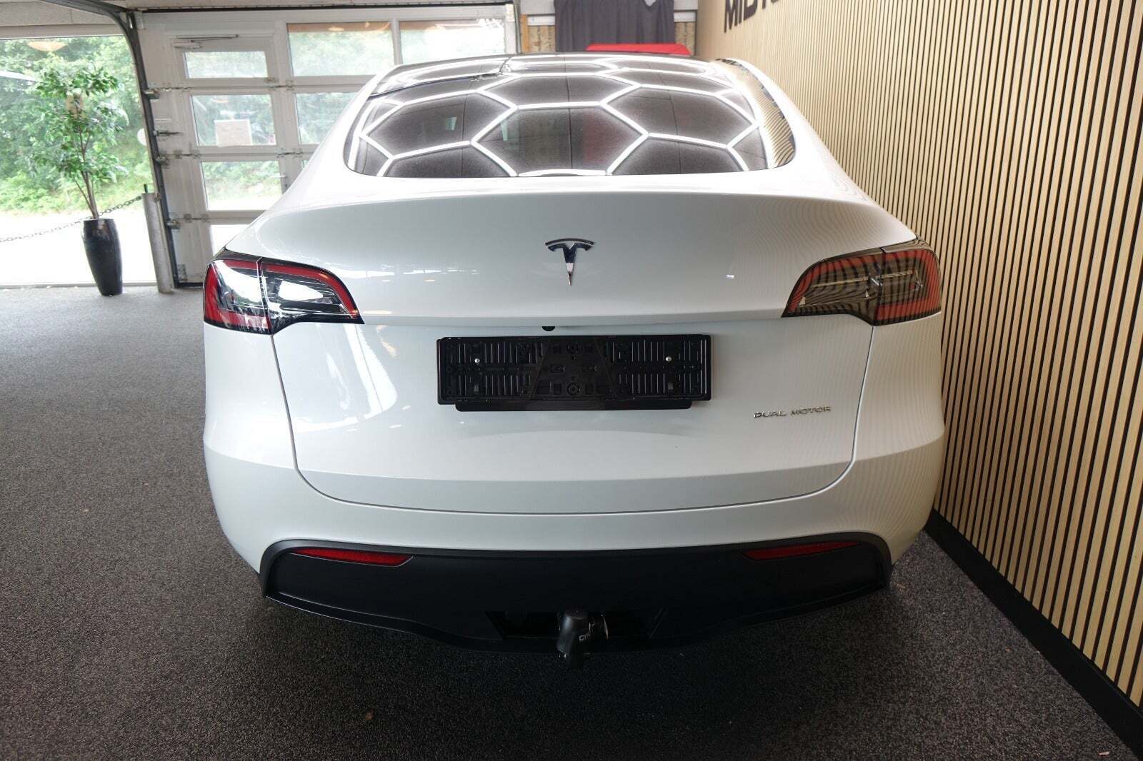 Hvid Tesla Model Y fra 2023