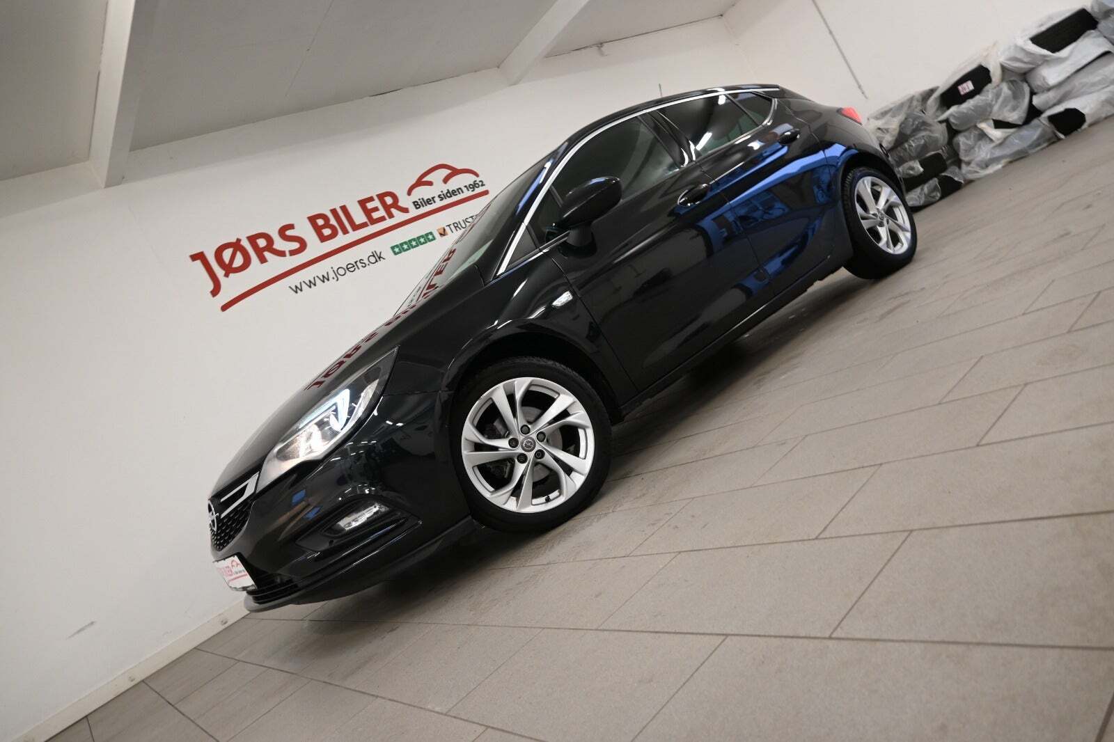 Sort Opel Astra fra 2016