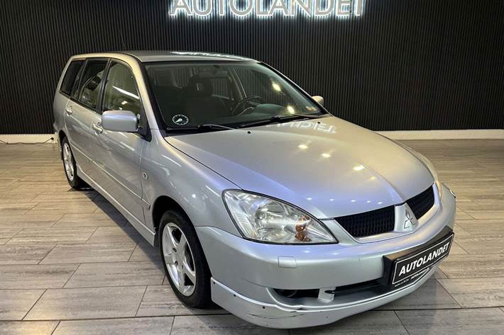 Sølv Mitsubishi Lancer fra 2008 set udefra