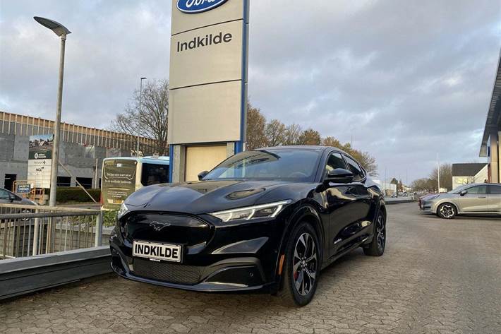 Sort Ford Mustang Mach-E fra 2023 set udefra