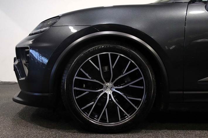 Grå Porsche Macan 4 fra 2025