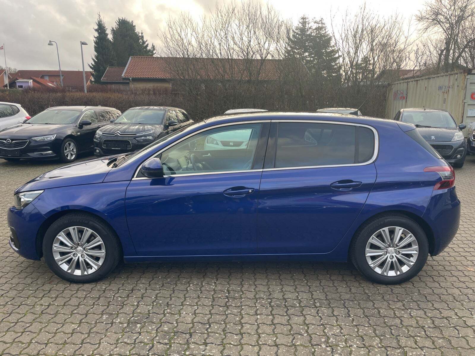Blå Peugeot 308 fra 2020
