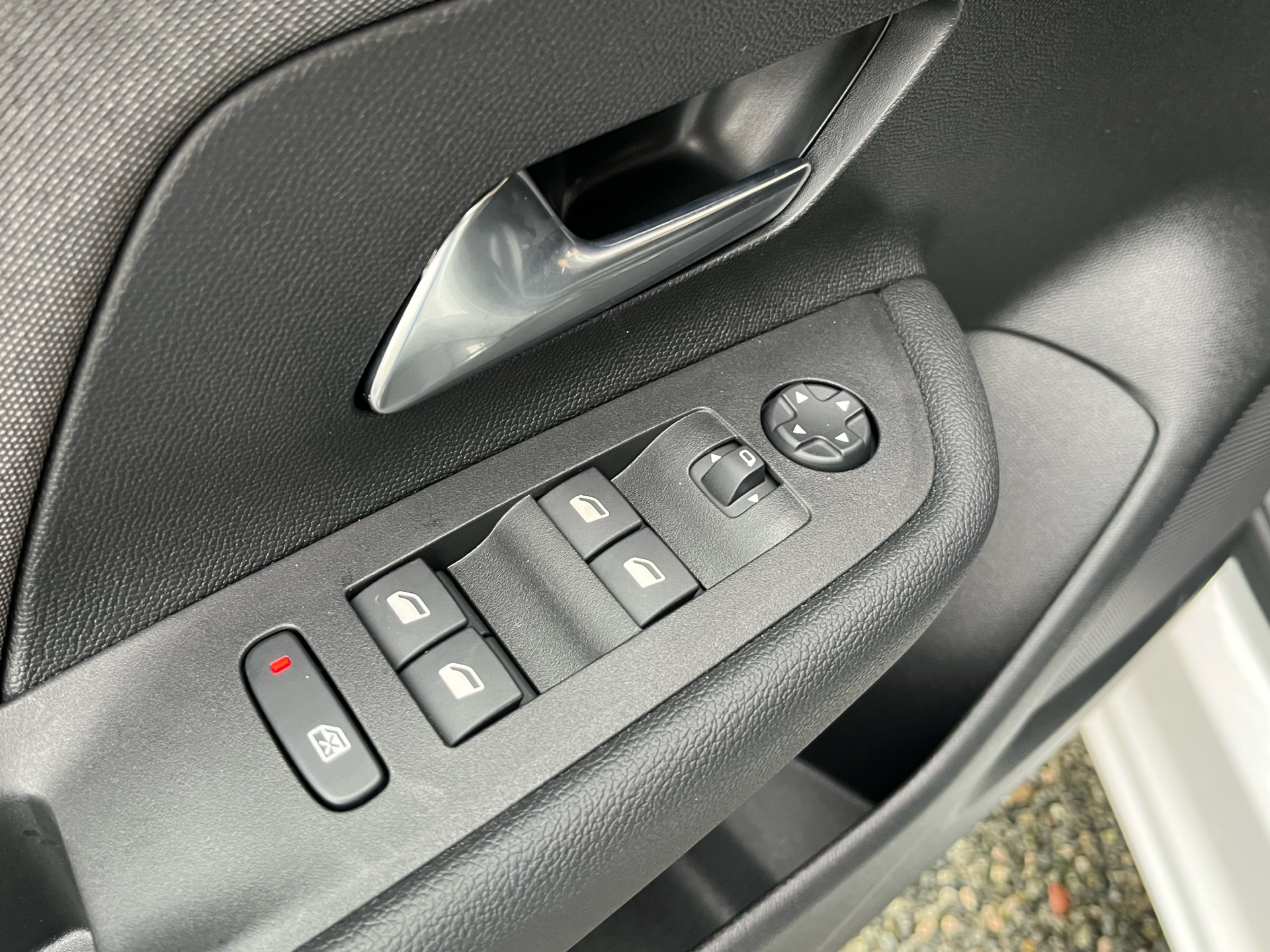 Hvid Opel Mokka-e fra 2023