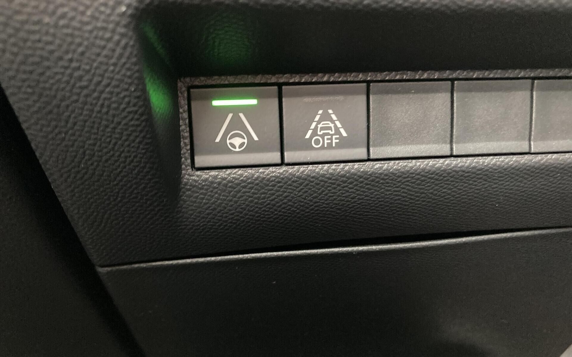 Gul Peugeot e-208 fra 2023