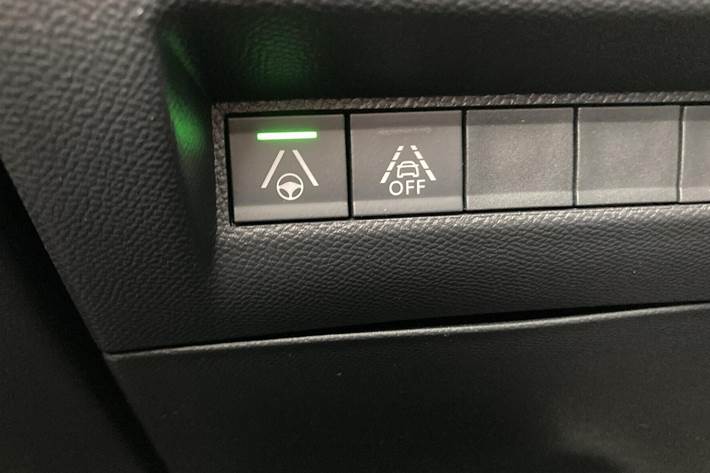 Gul Peugeot e-208 fra 2023