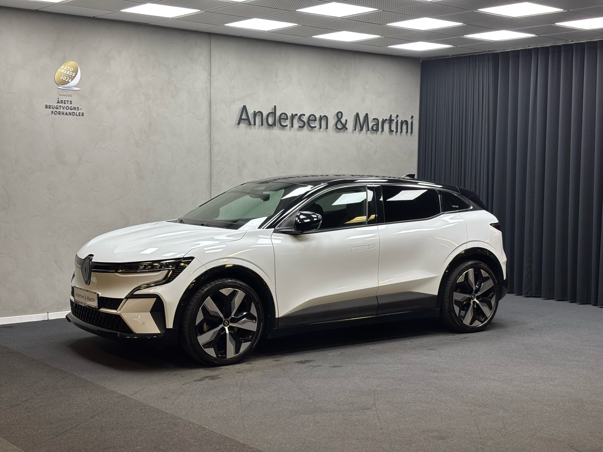 Hvid Renault Mégane fra 2023 set udefra