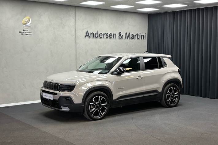 Grå Jeep Avenger fra 2024 set udefra