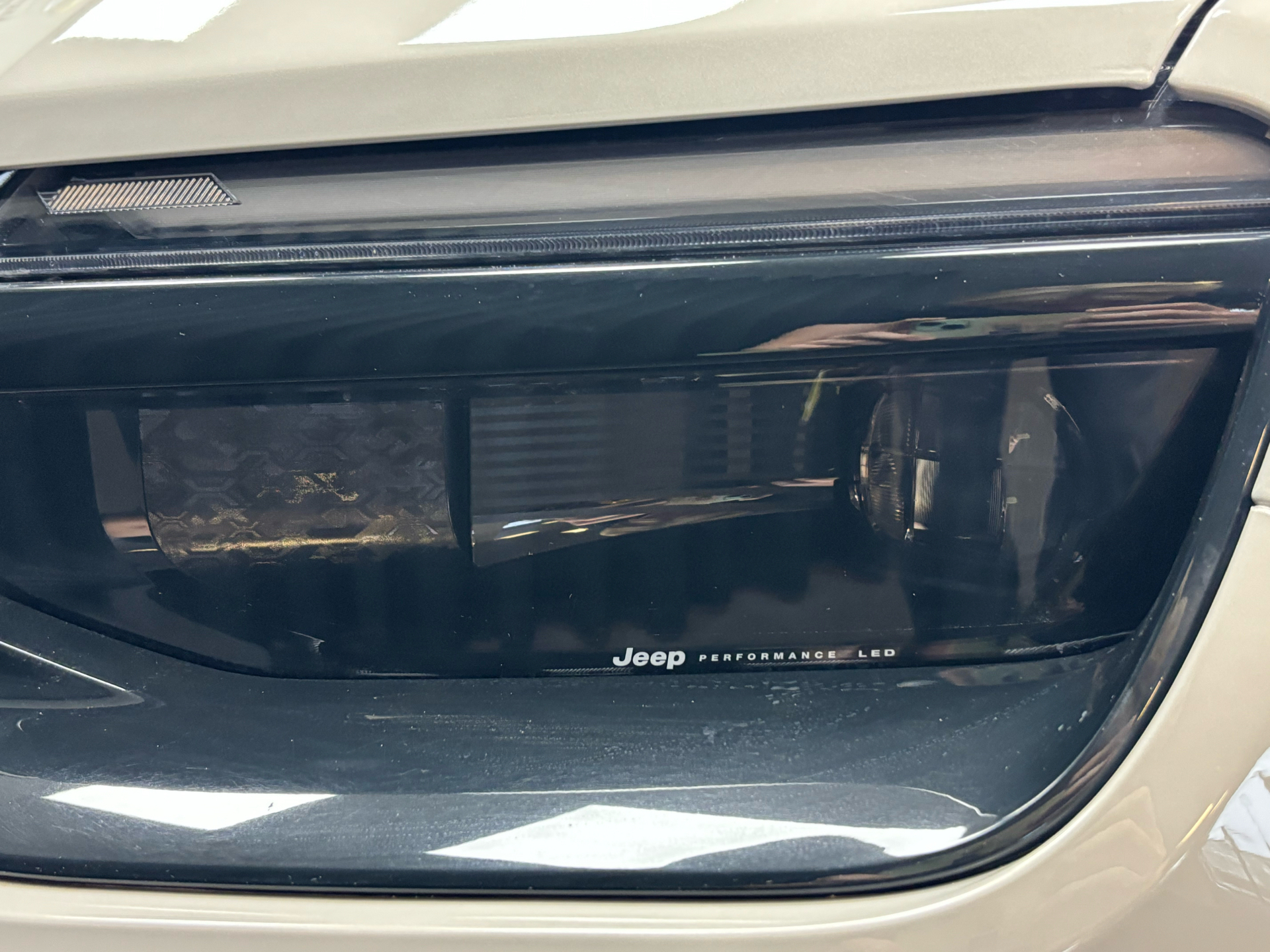 Grå Jeep Avenger fra 2024