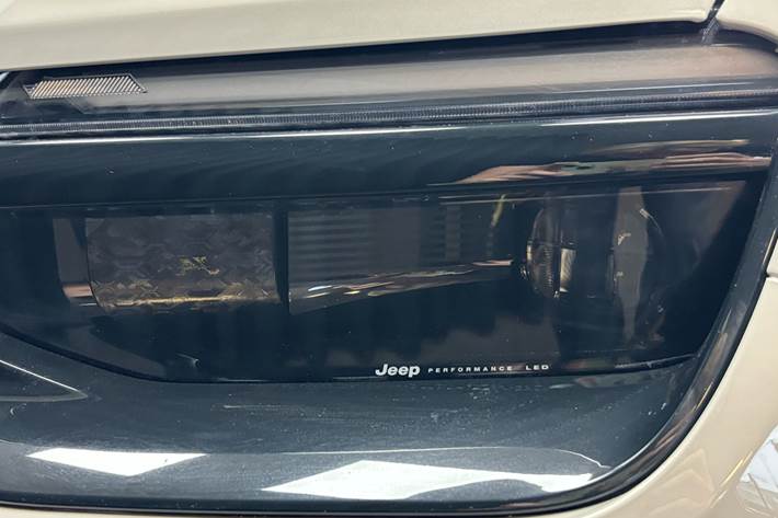 Grå Jeep Avenger fra 2024 set udefra