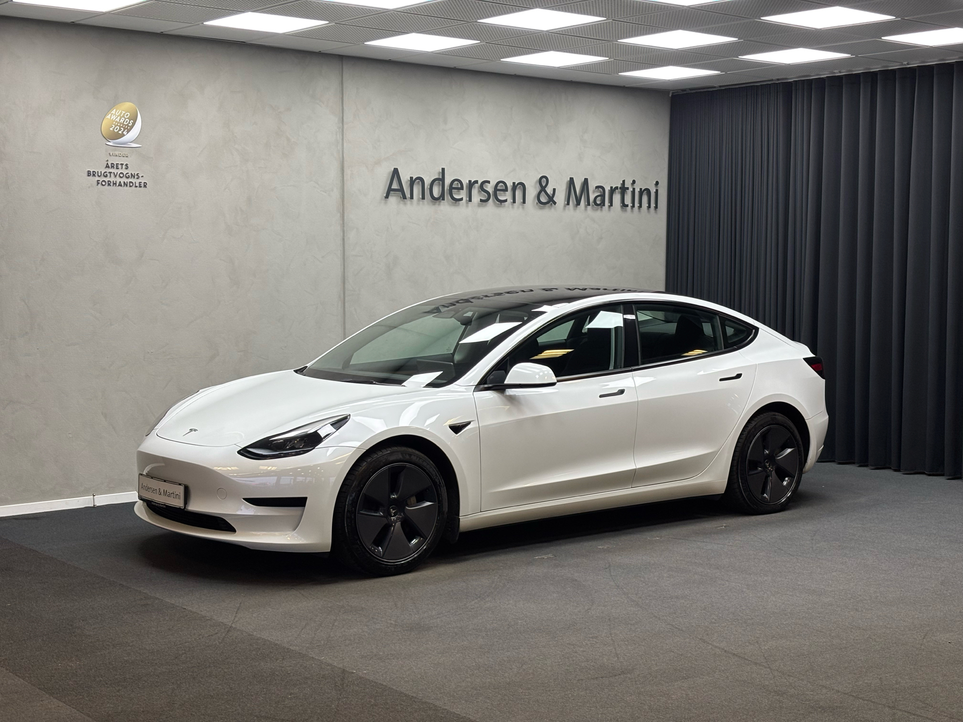 Hvid Tesla Model 3 fra 2022