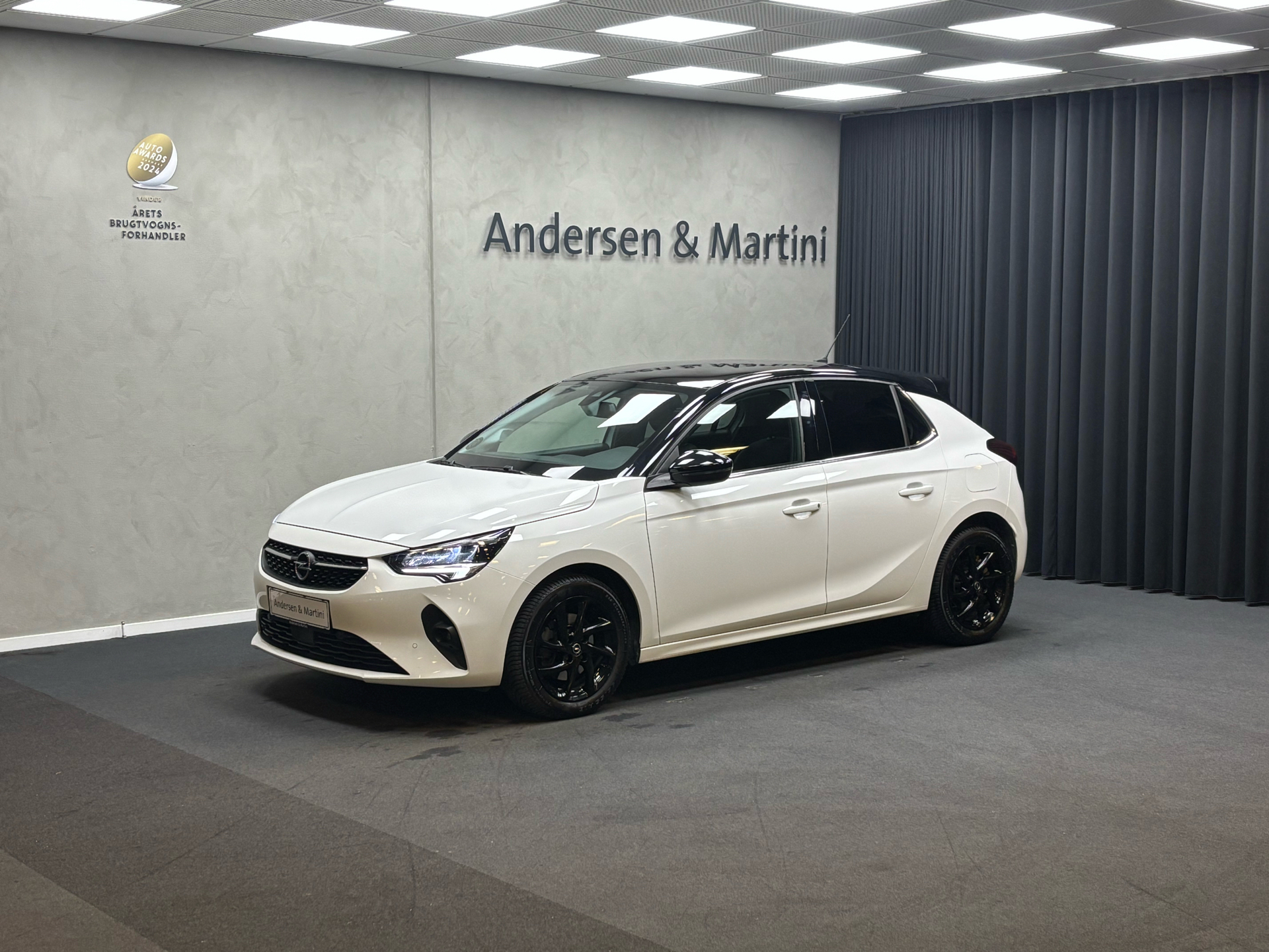 Hvid Opel Corsa fra 2021 set udefra