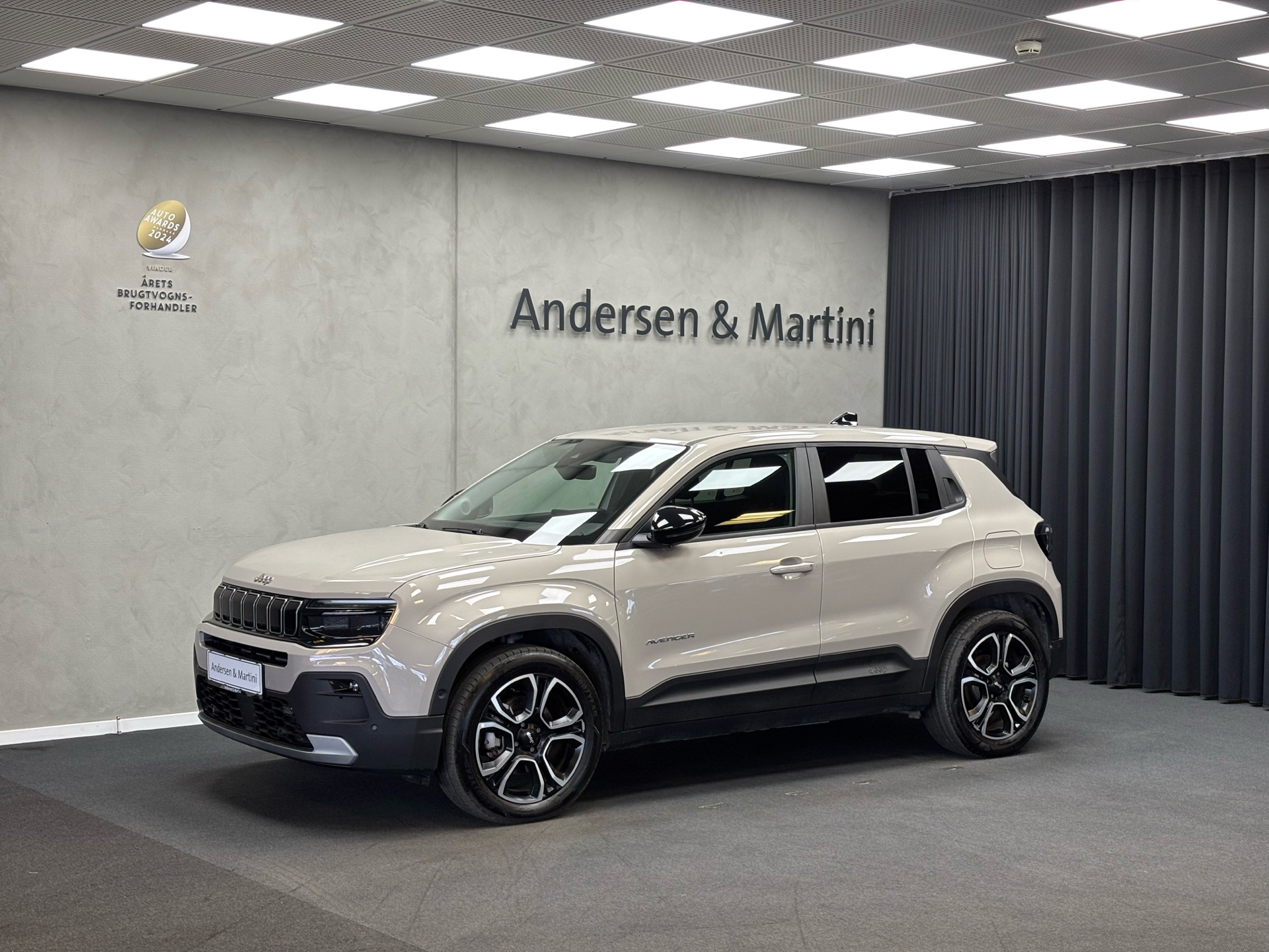 Grå Jeep Avenger fra 2024 set udefra