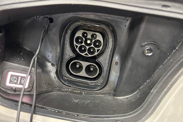 Grå Jeep Avenger fra 2024 set udefra