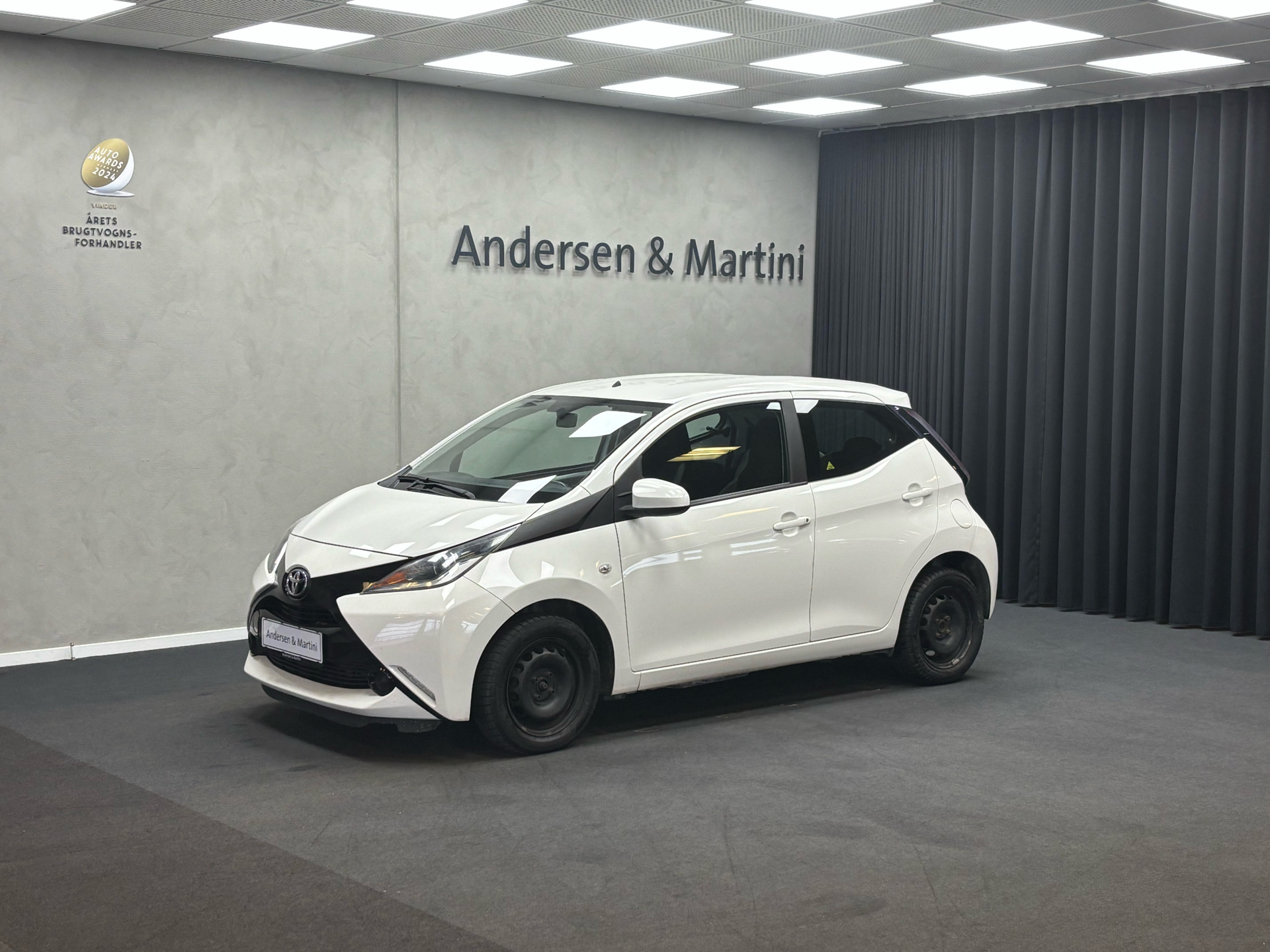 Hvid Toyota Aygo fra 2015 set udefra