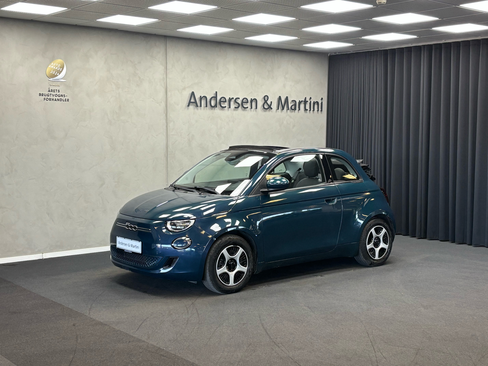 Grøn Fiat 500e fra 2021 set udefra