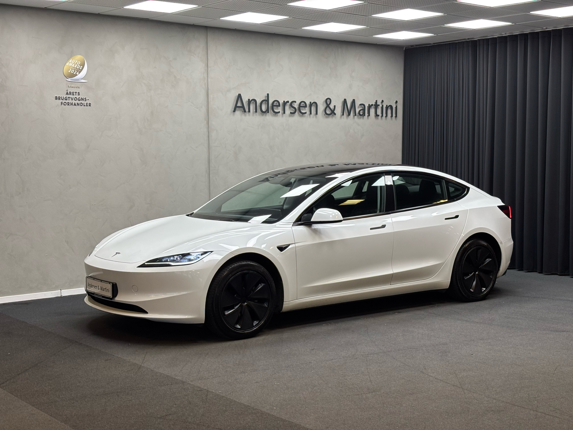 Hvid Tesla Model 3 fra 2024 set udefra