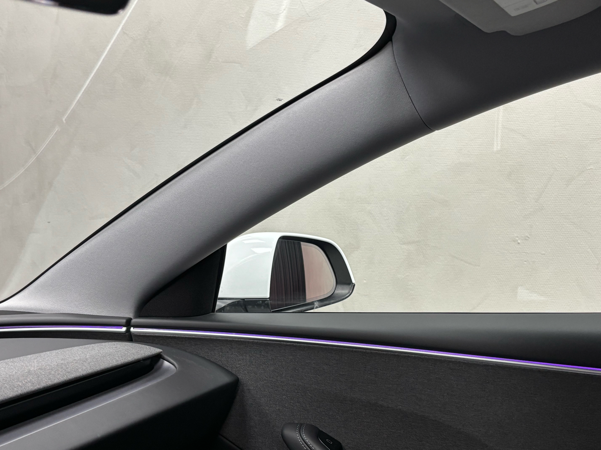 Hvid Tesla Model 3 fra 2024