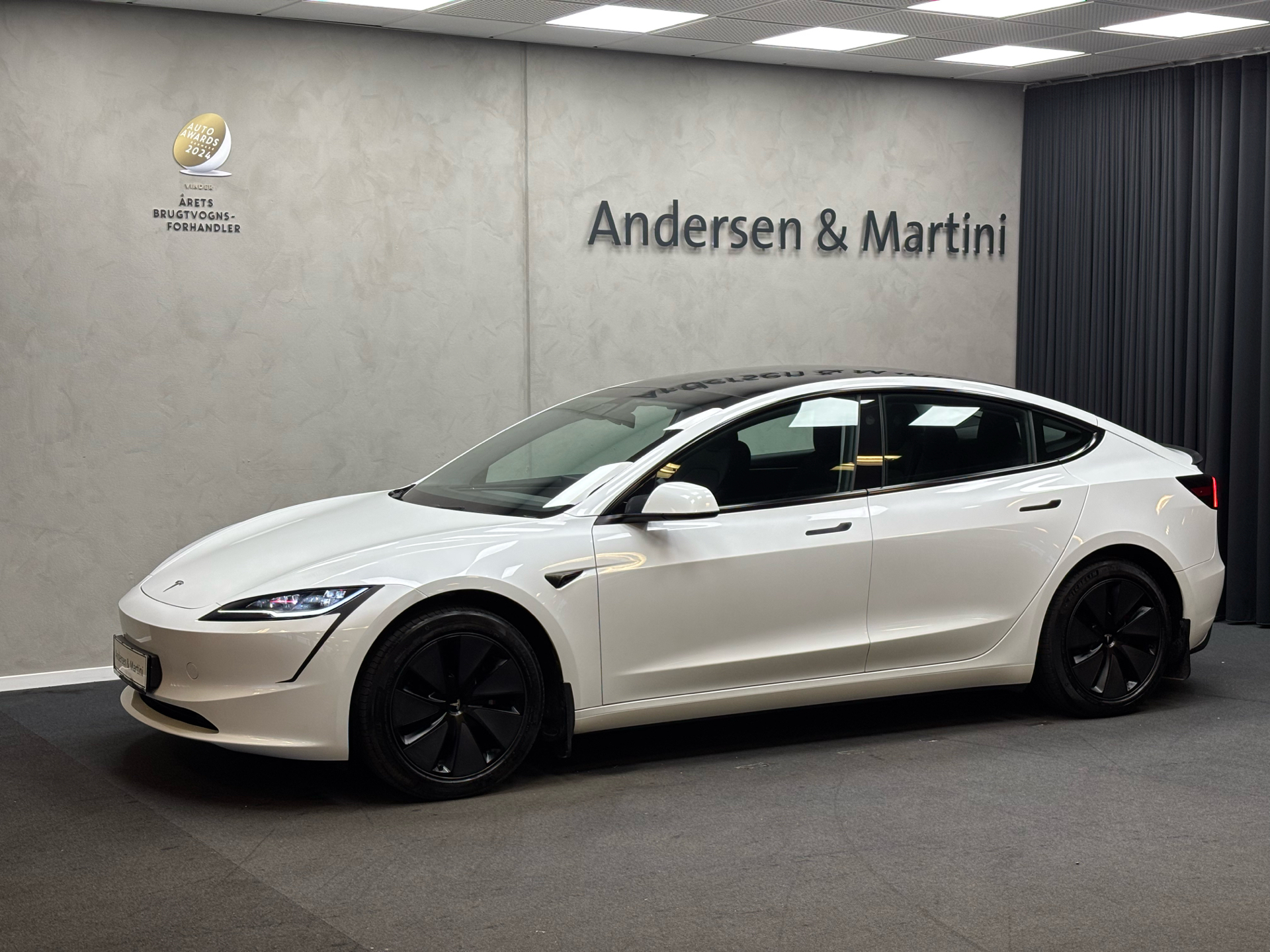 Hvid Tesla Model 3 fra 2023 set udefra