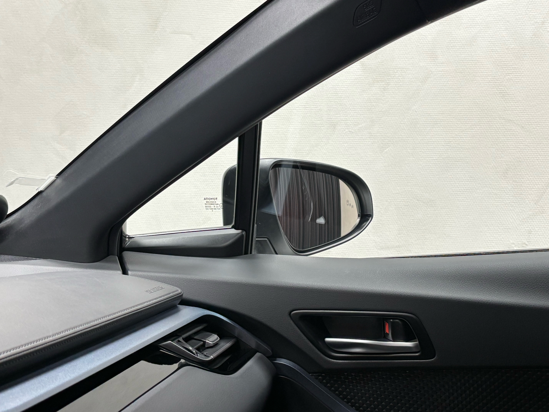 Hvid Toyota C-HR fra 2020