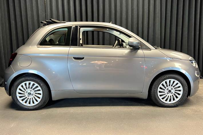Grå Fiat 500e fra 2023