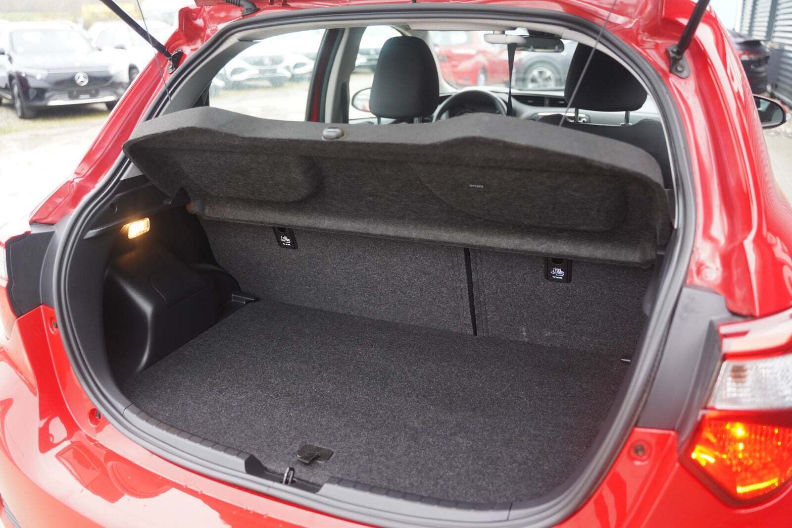 Rød Toyota Yaris fra 2020