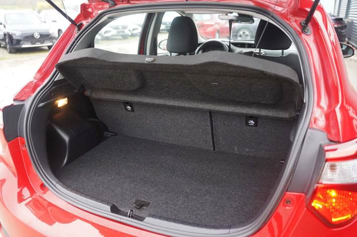 Rød Toyota Yaris fra 2020