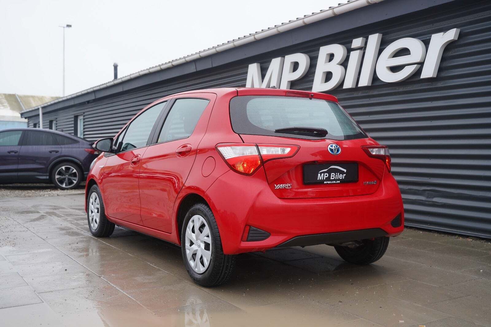 Rød Toyota Yaris fra 2020
