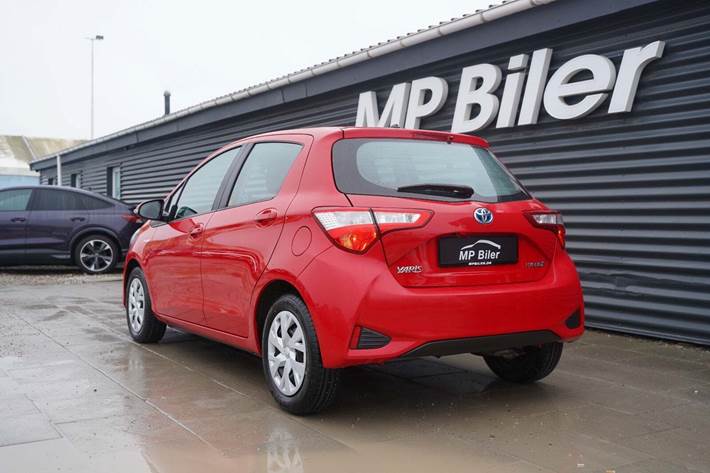 Rød Toyota Yaris fra 2020