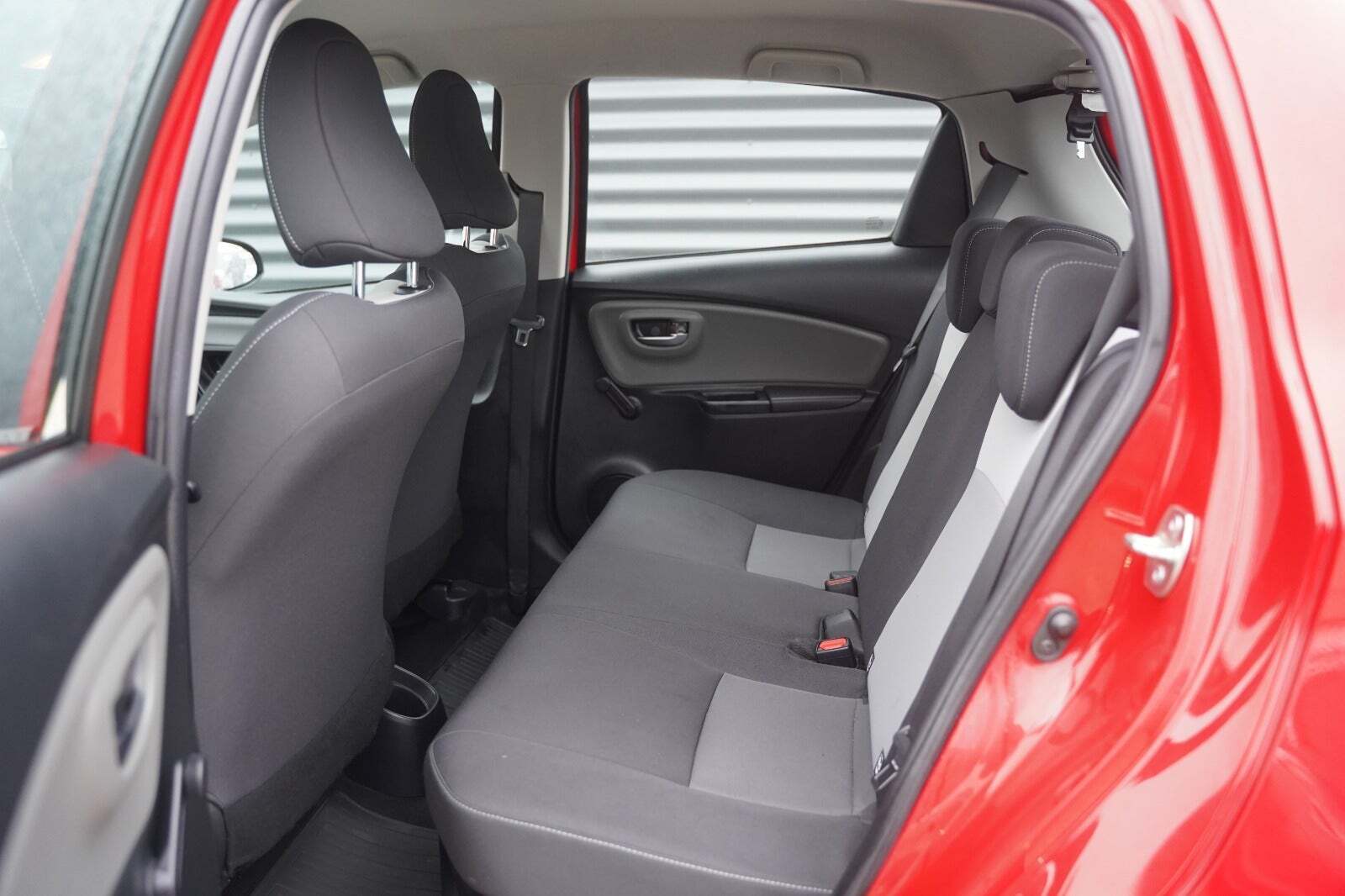 Rød Toyota Yaris fra 2020