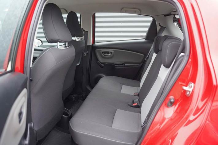 Rød Toyota Yaris fra 2020