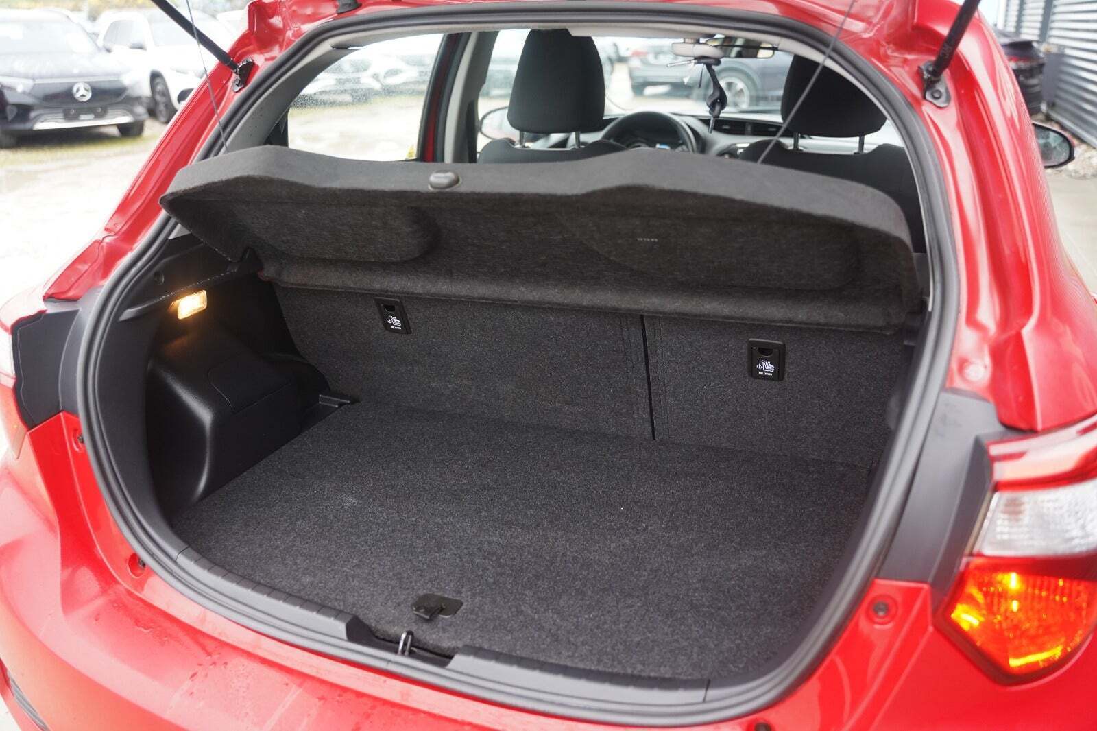 Rød Toyota Yaris fra 2020