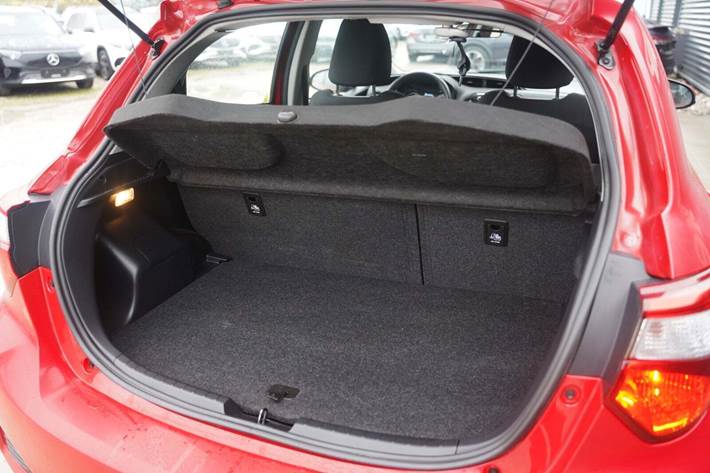 Rød Toyota Yaris fra 2020