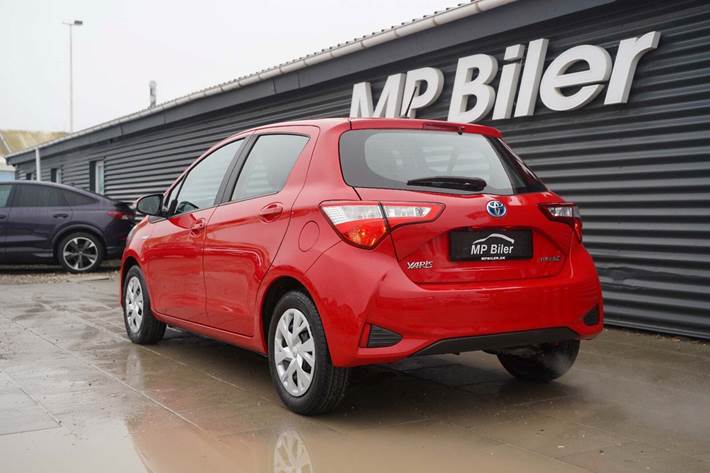 Rød Toyota Yaris fra 2020