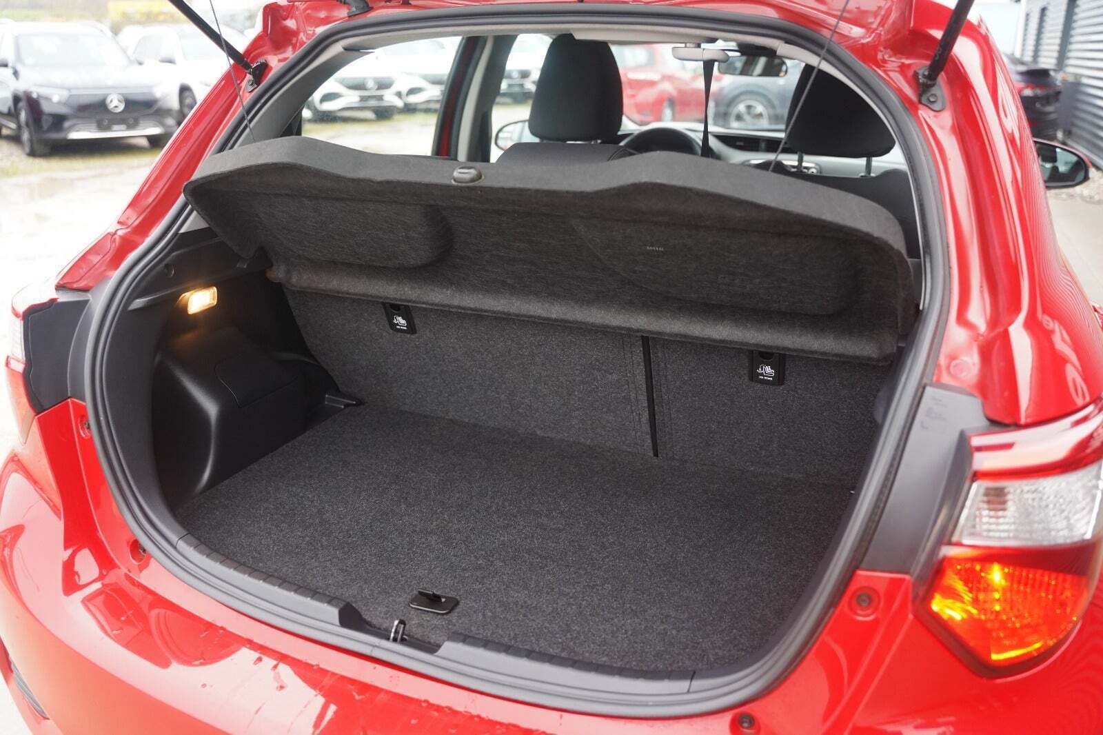 Rød Toyota Yaris fra 2020