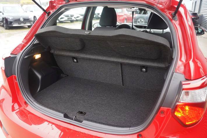 Rød Toyota Yaris fra 2020