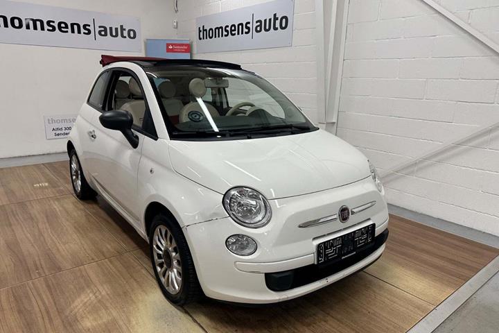 Hvid Fiat 500C fra 2013 set udefra