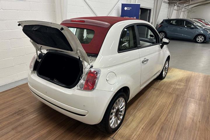 Hvid Fiat 500C fra 2013