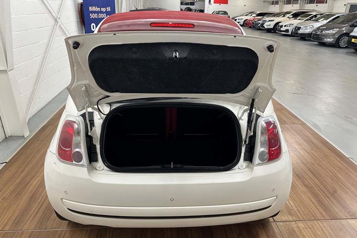 Hvid Fiat 500C fra 2013 set udefra