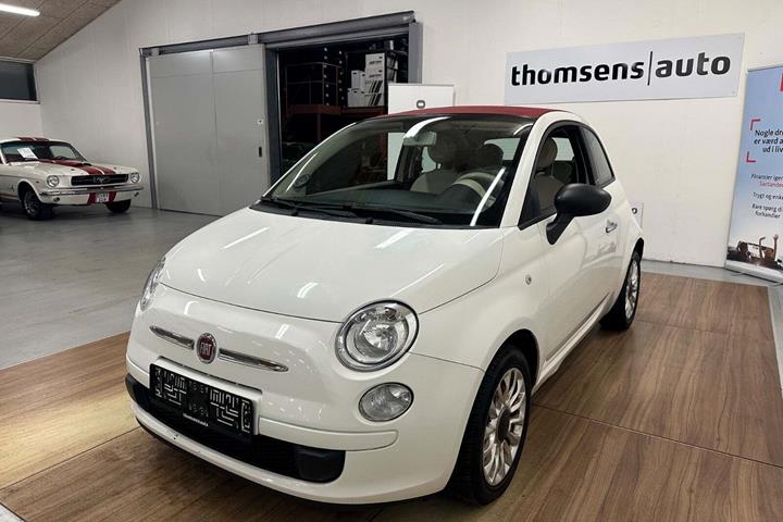 Hvid Fiat 500C fra 2013 set udefra