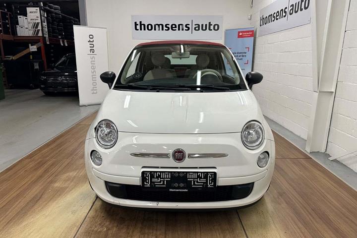 Hvid Fiat 500C fra 2013 set udefra